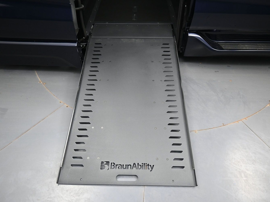 New 2026 Toyota Sienna Hybrid XLE Base - BraunAbility Side Entry In Floor Automatic Ramp