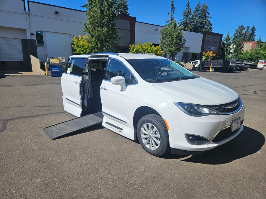 White Chrysler Pacifica image number 7