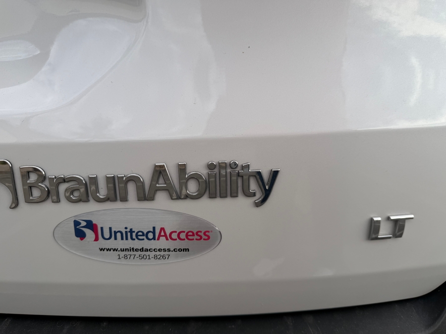Used 2022 Chevrolet Traverse 3LT - BraunAbility Side Entry In Floor Automatic Ramp