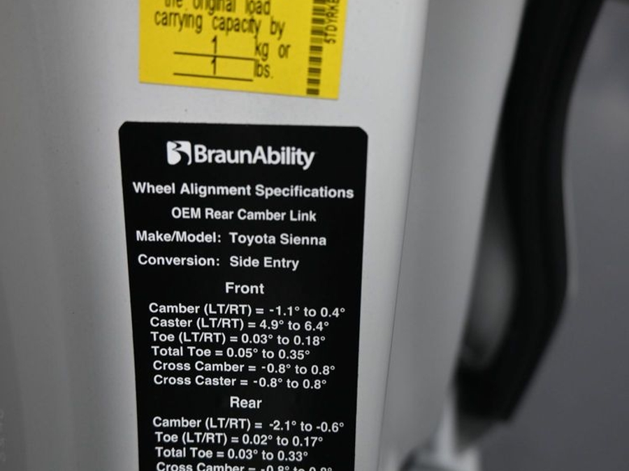 New 2026 Toyota Sienna Hybrid XLE Base - BraunAbility Side Entry Fold Out Automatic Ramp