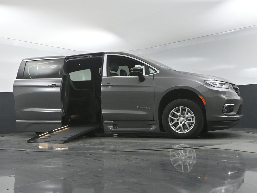 New 2025 Chrysler Pacifica Select Safety - BraunAbility Side Entry Entry Fold Out Automatic Ramp