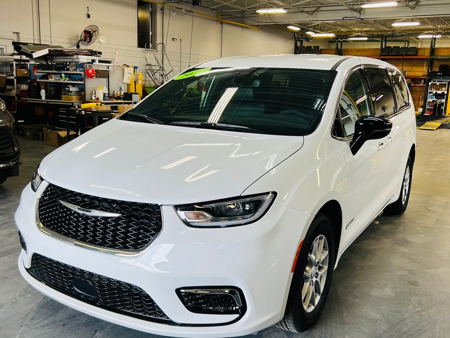 White Chrysler Pacifica image number 2