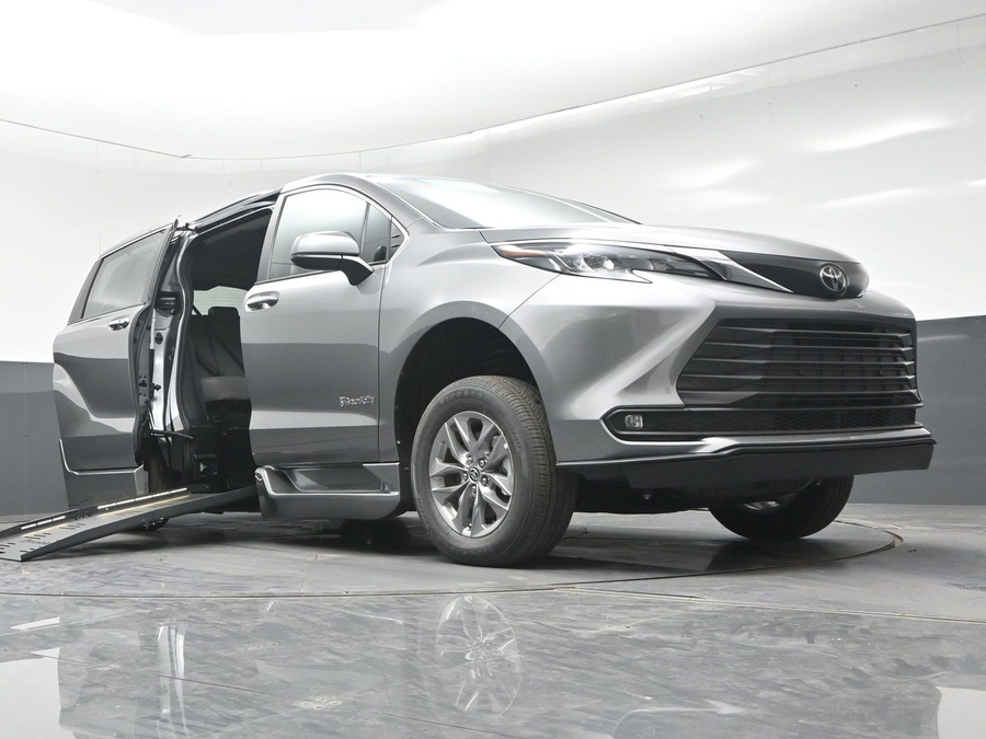 Grey Toyota Sienna image number 24