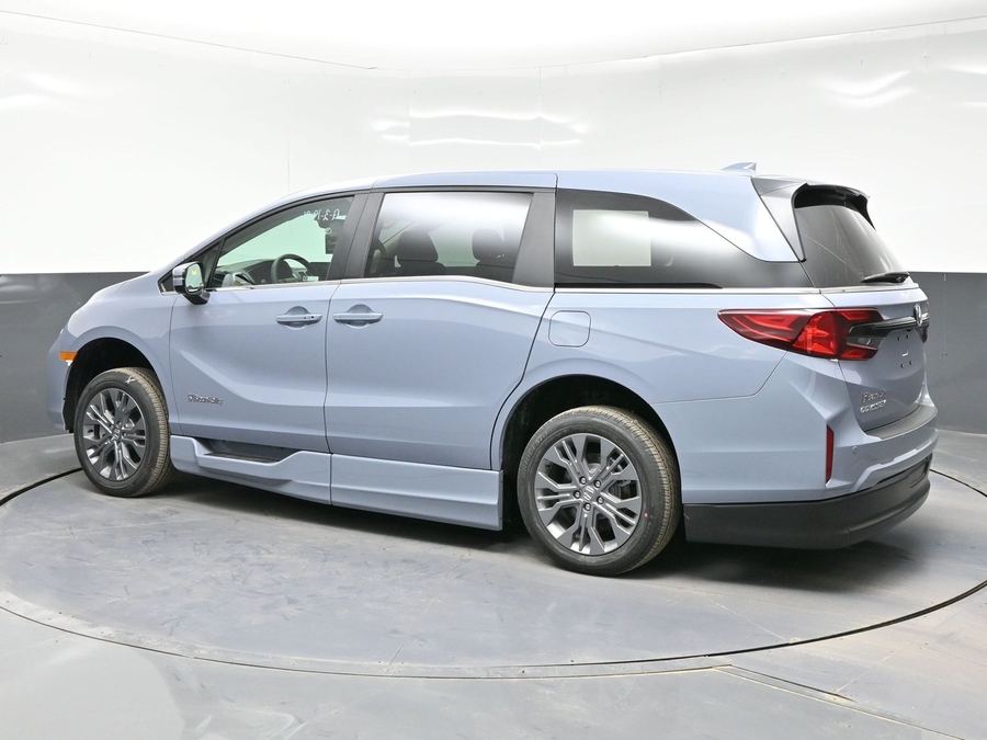 Grey Honda Odyssey image number 3