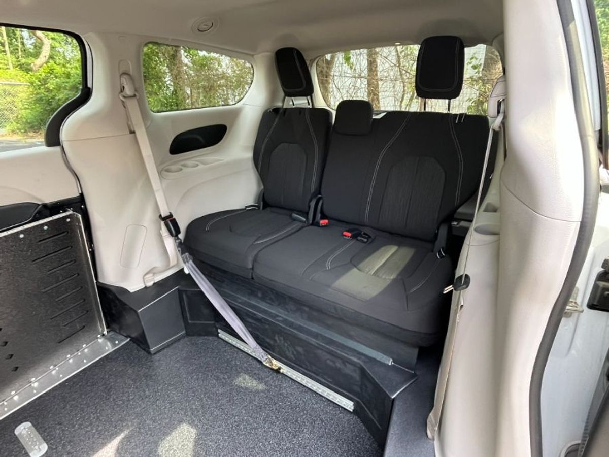 White Chrysler Voyager image number 8