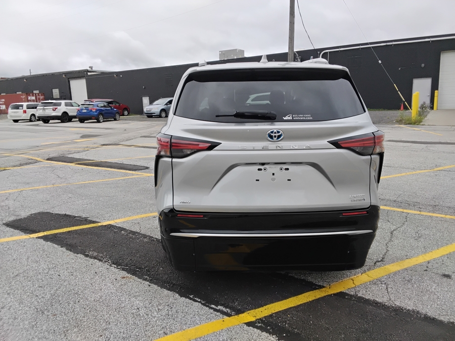 Silver Toyota Sienna image number 16