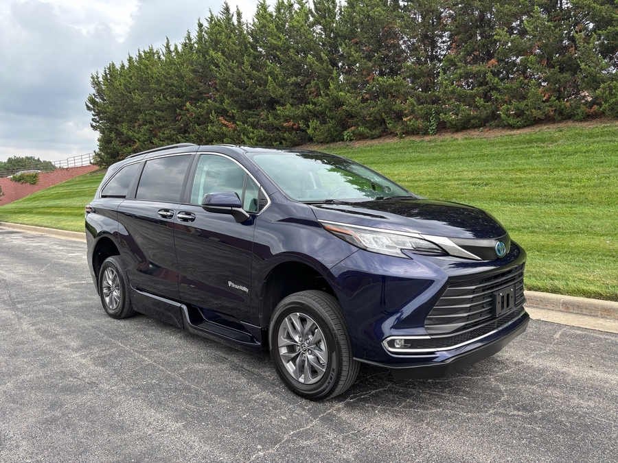 Used 2023 Toyota Sienna Hybrid XLE - BraunAbility Side Entry In Floor Automatic Ramp