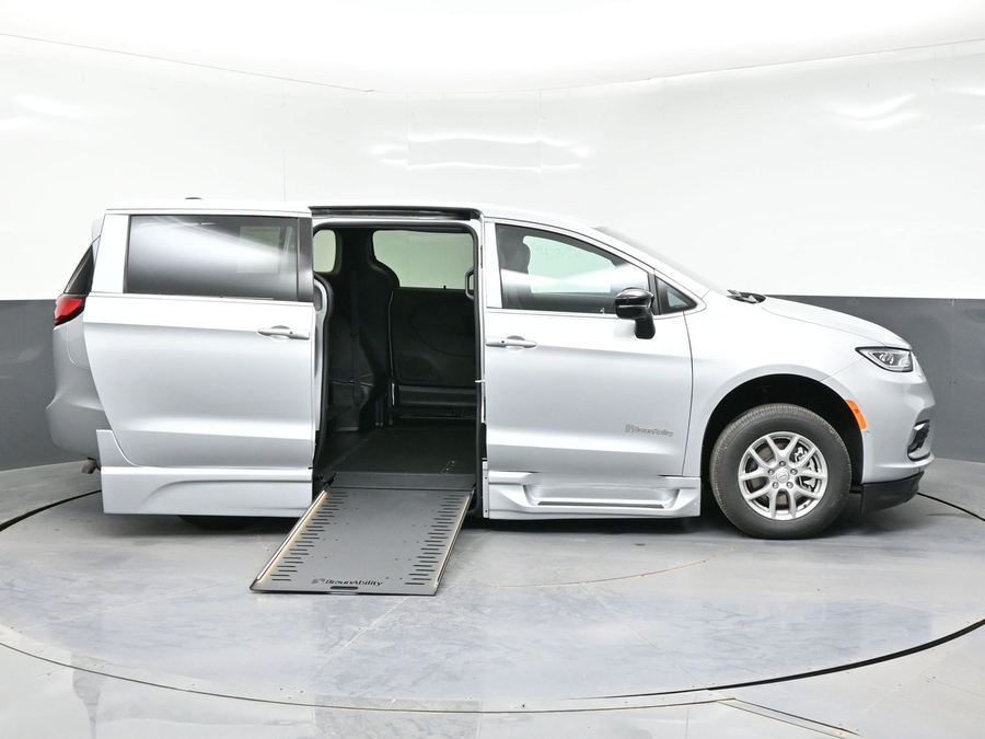 New 2026 Chrysler Pacifica Select Safety - BraunAbility Side Entry Entry In Floor Automatic Ramp