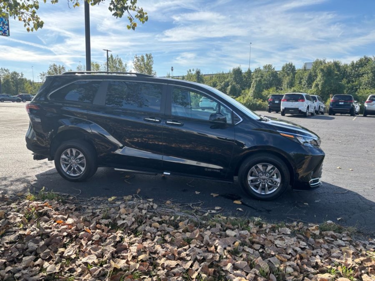Black Toyota Sienna image number 2