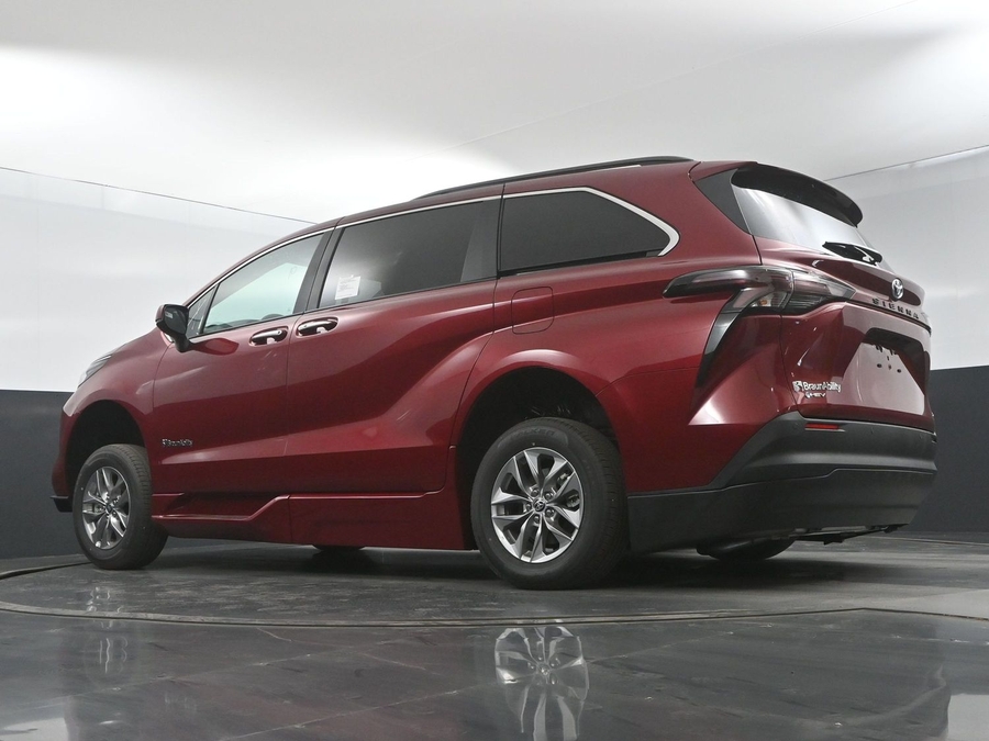 New 2025 Toyota Sienna Hybrid XLE Plus - BraunAbility Side Entry Entry In Floor Automatic Ramp
