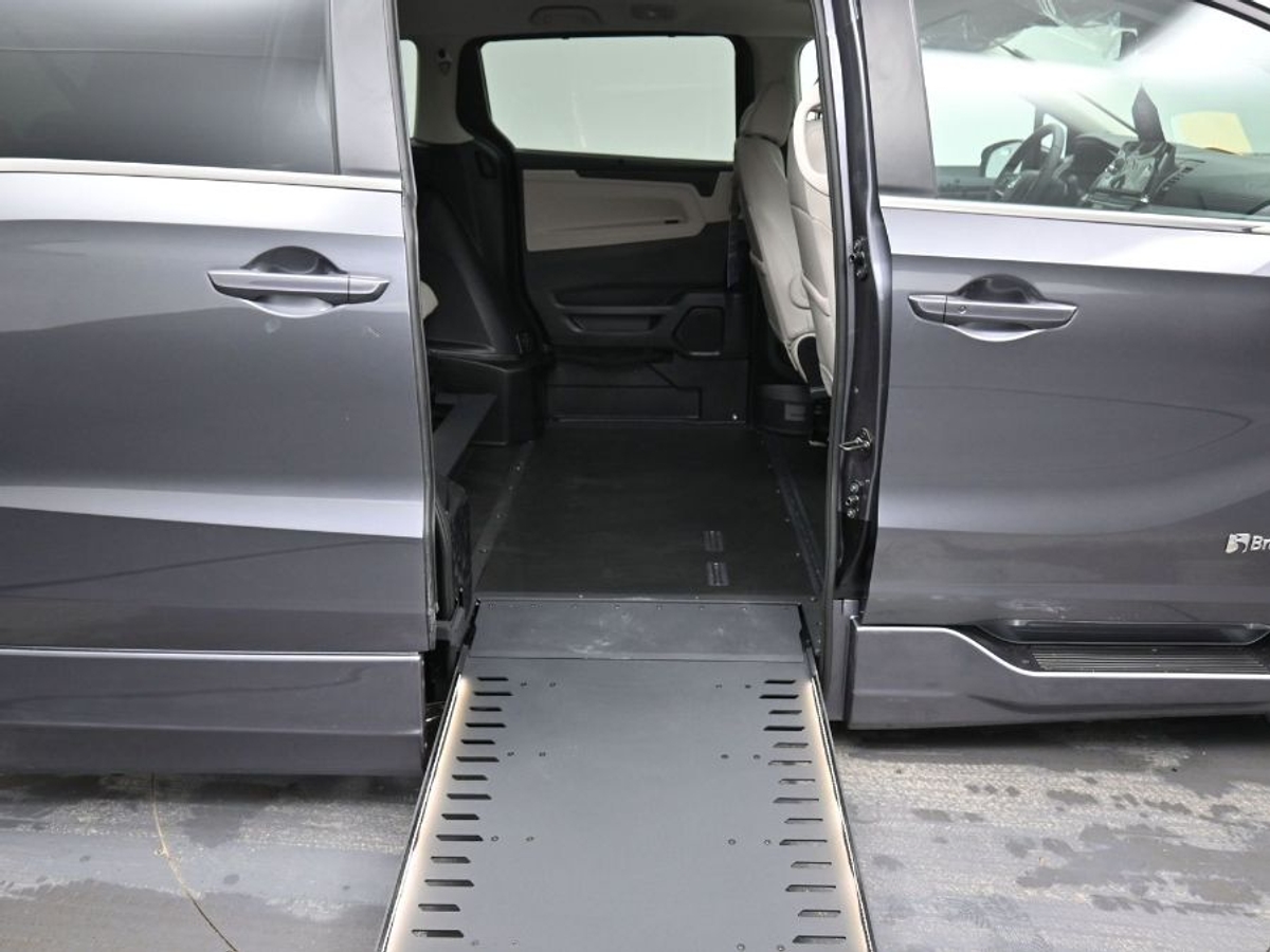 Grey Honda Odyssey image number 11