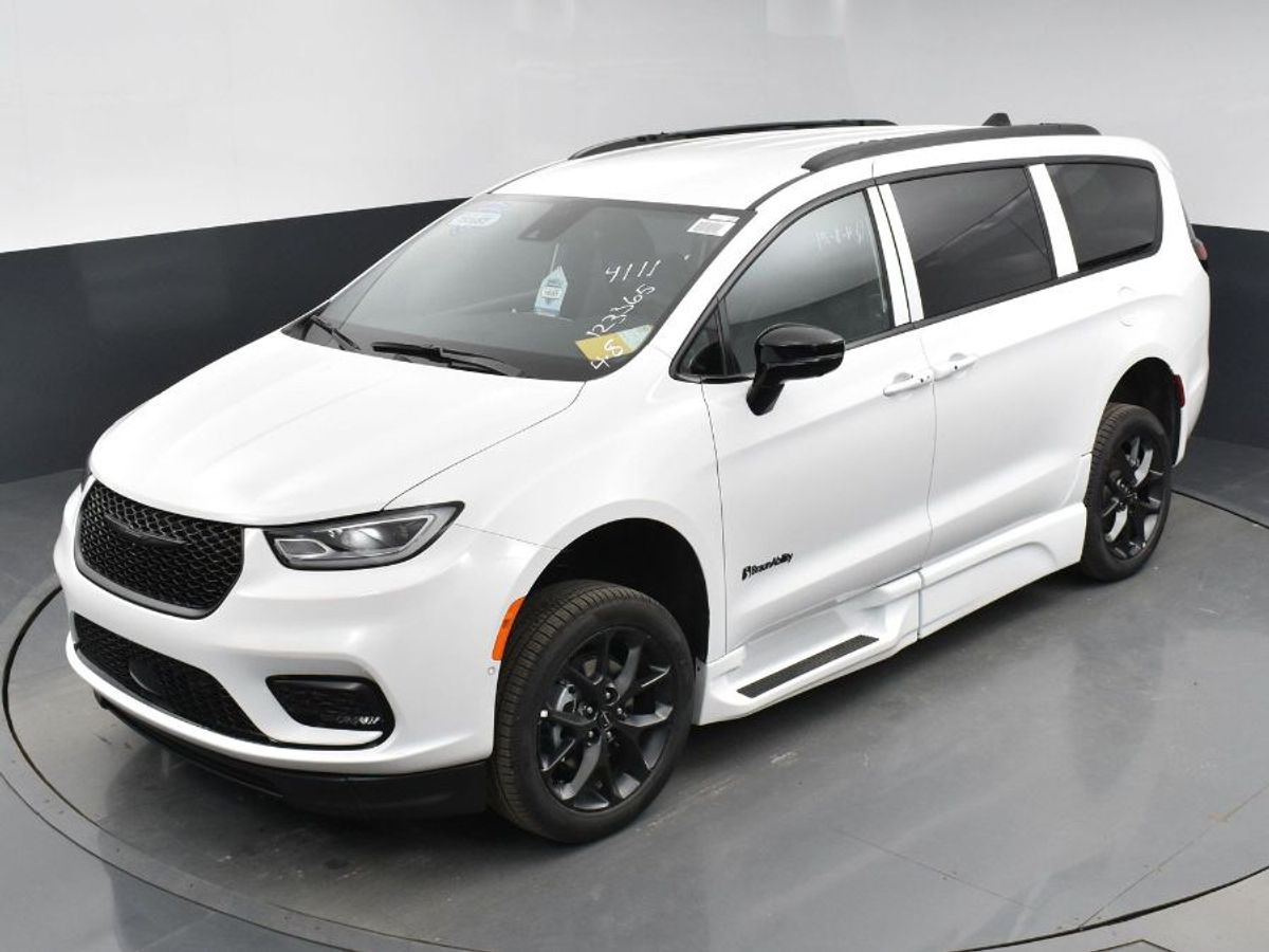 White Chrysler Pacifica image number 15