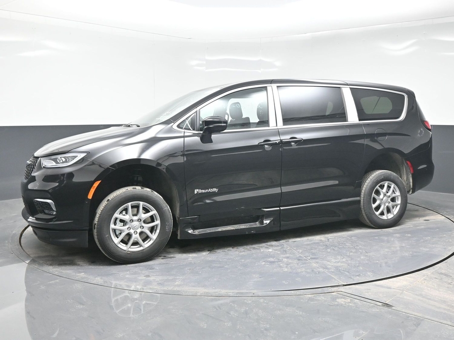 Black Chrysler Pacifica image number 2
