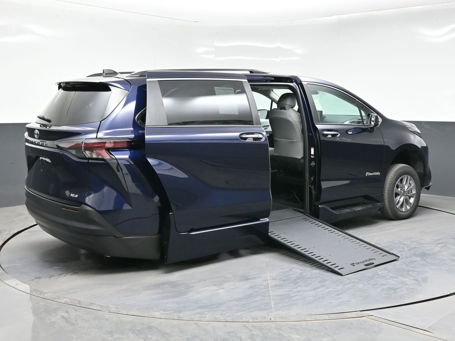 Blue Toyota Sienna image number 8