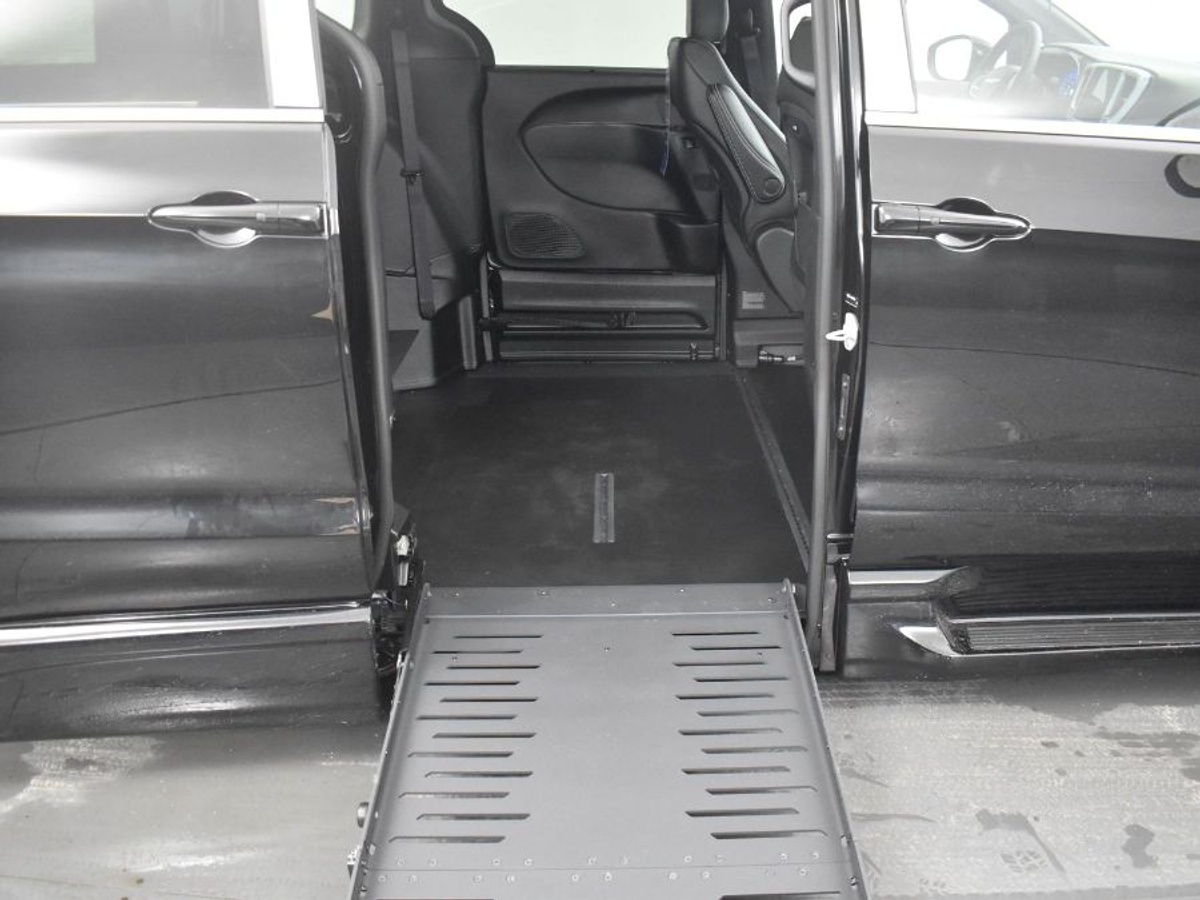 Black Chrysler Pacifica image number 11