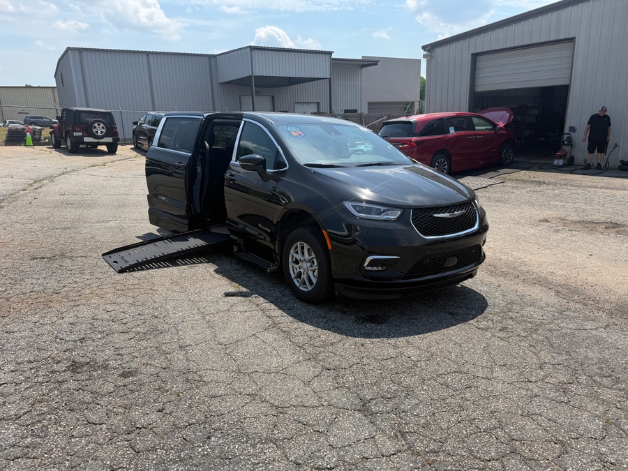 Black Chrysler Pacifica image number 2