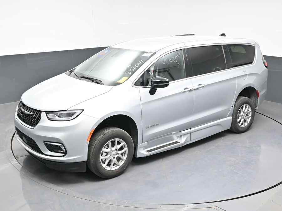 New 2026 Chrysler Pacifica Select Safety - BraunAbility Side Entry Fold Out Automatic Ramp
