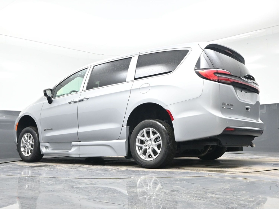 Silver Chrysler Pacifica image number 14