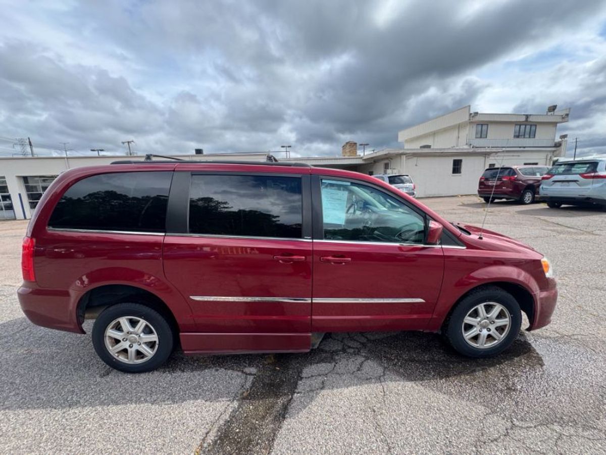  Chrysler Town and Country image number 2