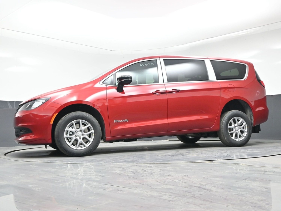 Red Chrysler Voyager image number 18