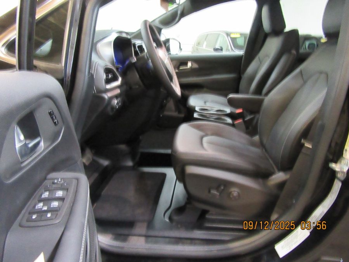 Black Chrysler Pacifica image number 6