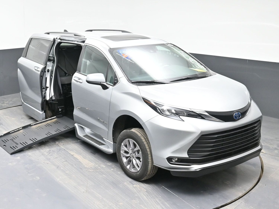 New 2025 Toyota Sienna Hybrid XLE Plus - BraunAbility Side Entry Entry Fold Out Automatic Ramp