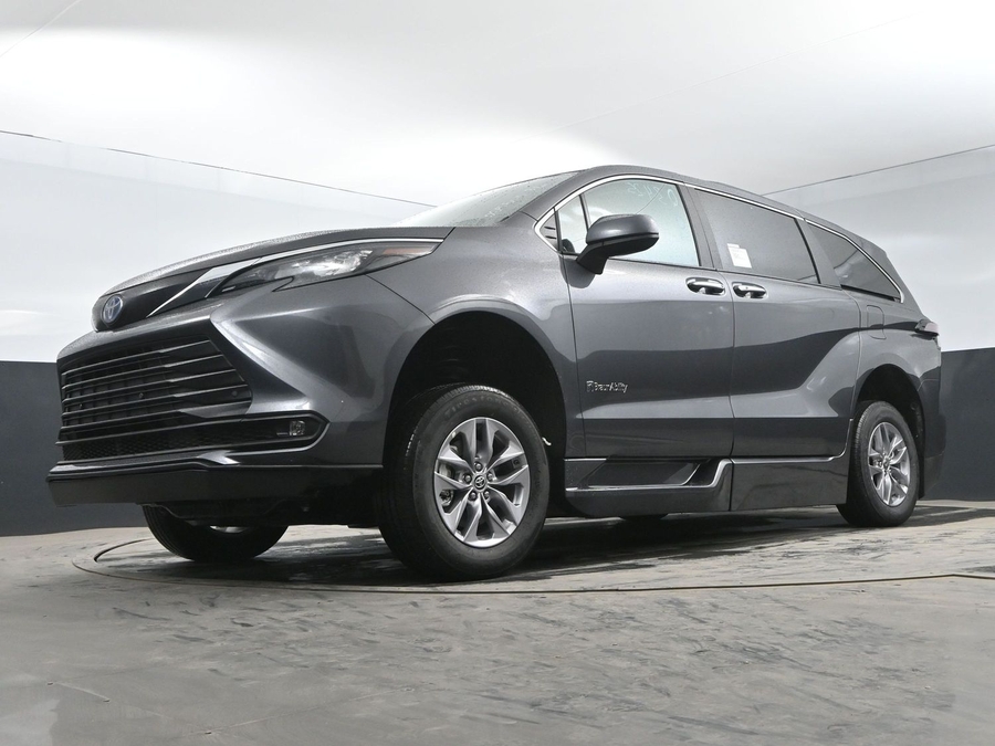 New 2025 Toyota Sienna Hybrid XLE PLUS - BraunAbility Side Entry Entry Fold Out Automatic Ramp