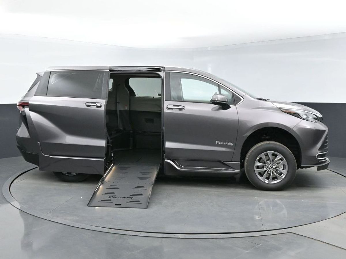 2024 TOYOTA SIENNA - Image 1