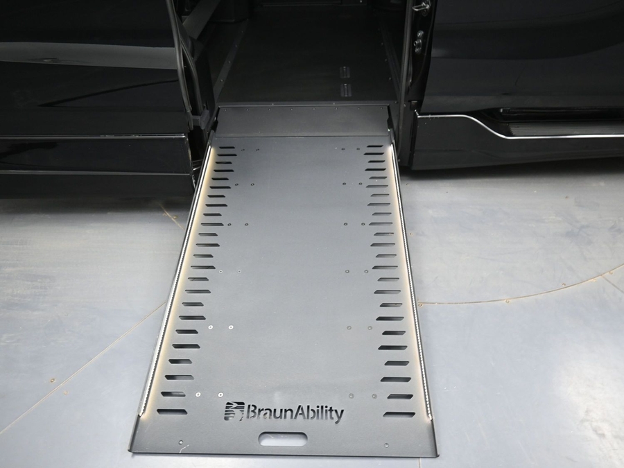 Black Honda Odyssey image number 7