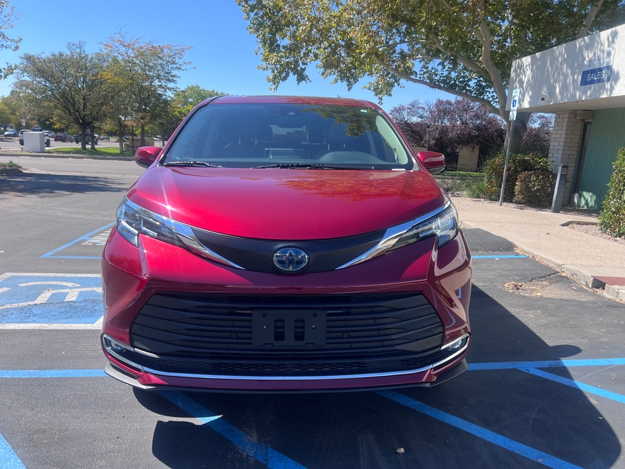 Used 2021 Toyota Sienna Hybrid XLE Plus - BraunAbility Side Entry Fold Out Automatic Ramp