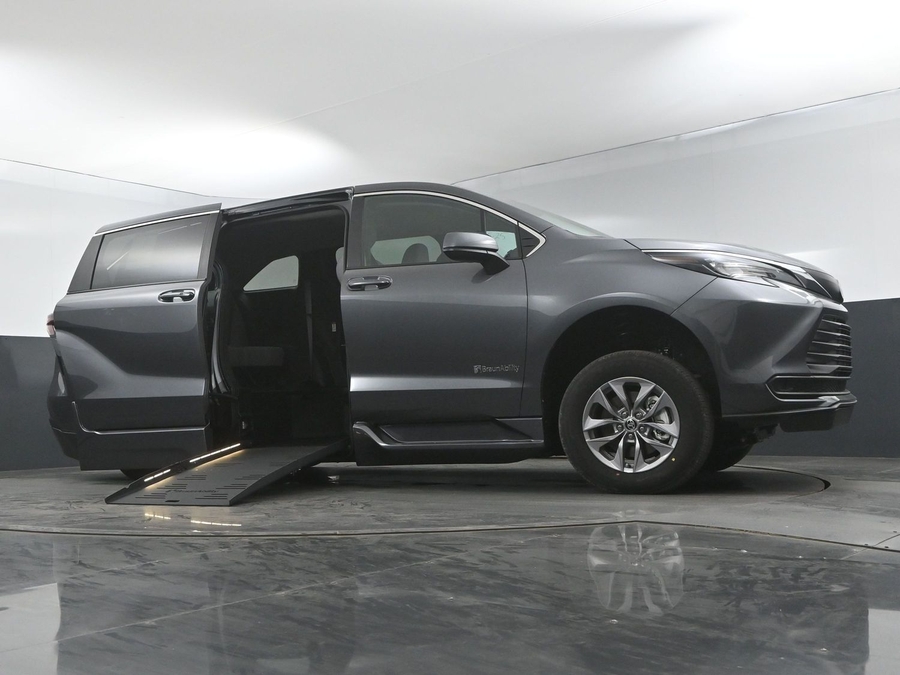 New 2025 Toyota Sienna Hybrid LE - BraunAbility Side Entry Entry Fold Out Automatic Ramp