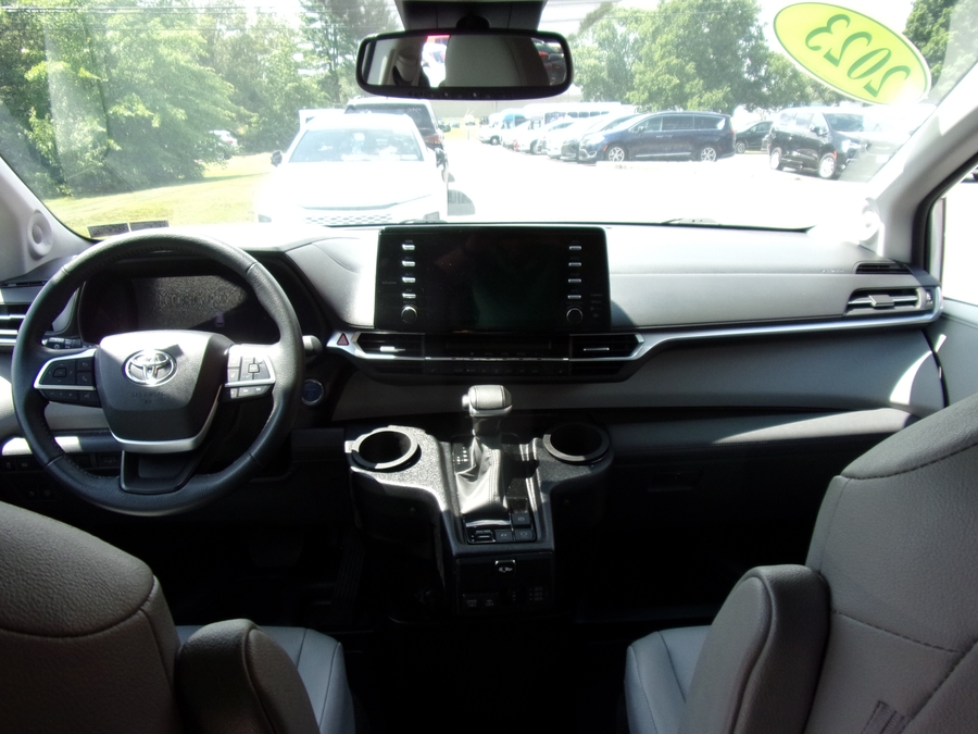 2023 Toyota Sienna XLE - Photo 9