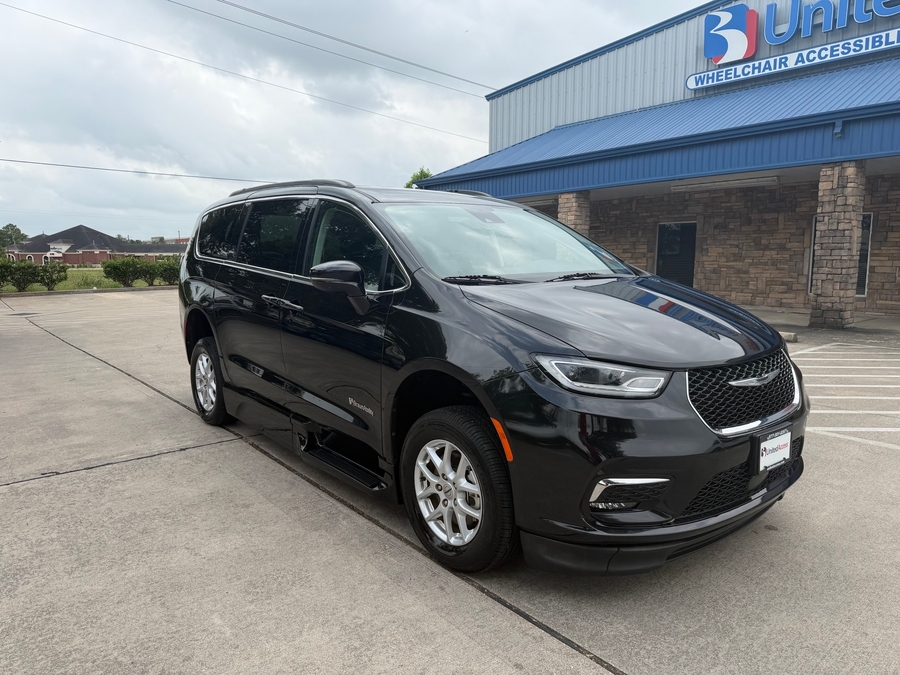 Used 2022 Chrysler Pacifica Touring L - BraunAbility Side Entry Entry In Floor Automatic Ramp