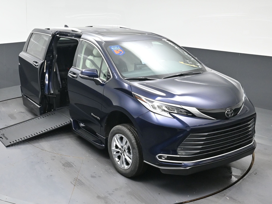 New 2026 Toyota Sienna Hybrid Limited - BraunAbility Side Entry In Floor Automatic Ramp