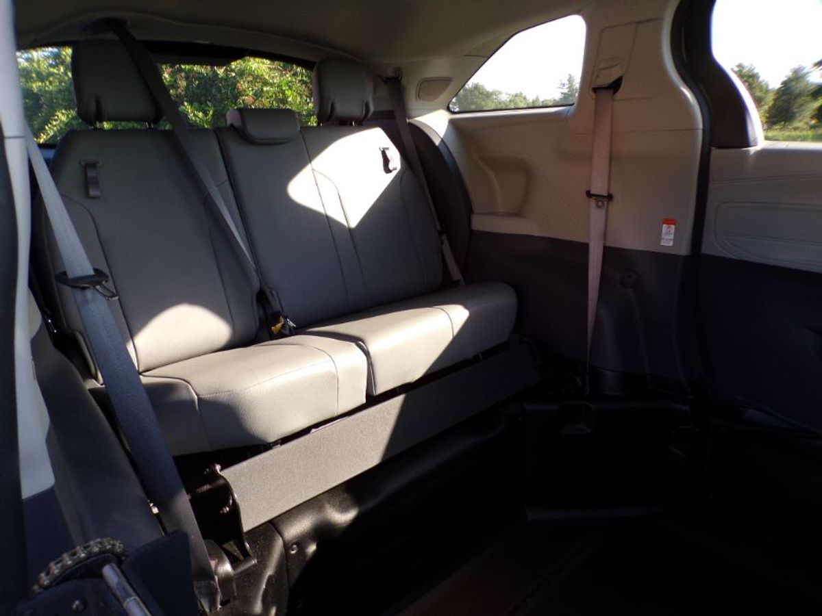 Silver Toyota Sienna image number 11