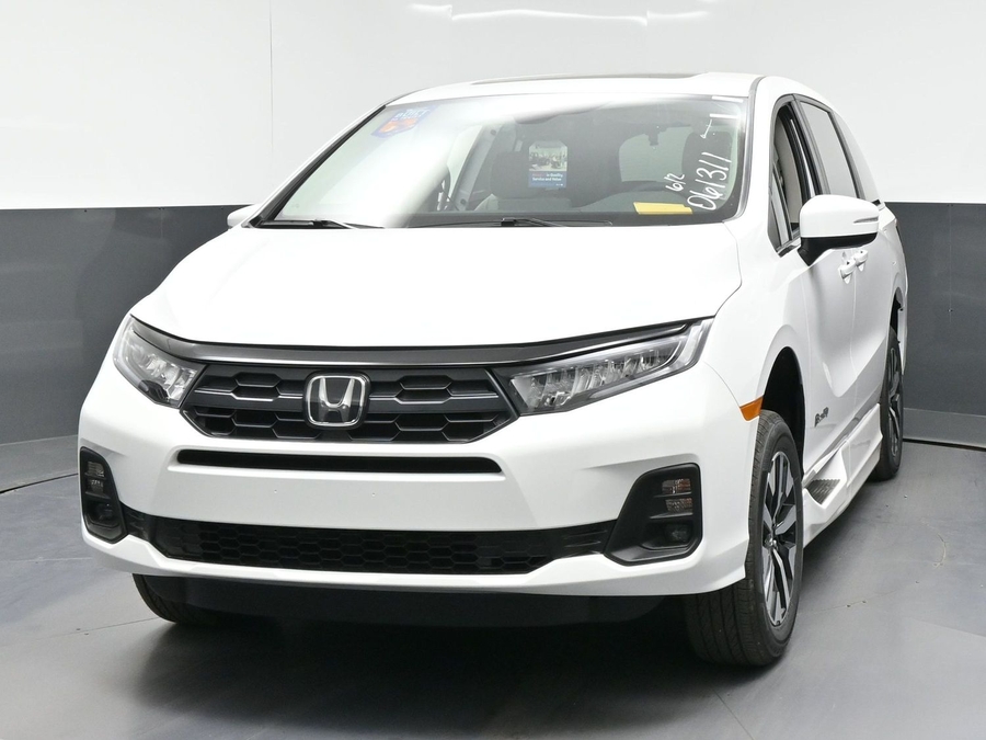 White Honda Odyssey image number 1