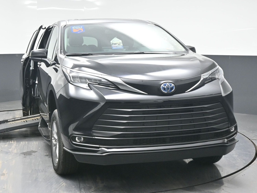 New 2025 Toyota Sienna Hybrid XLE Base - BraunAbility Side Entry Entry Fold Out Automatic Ramp
