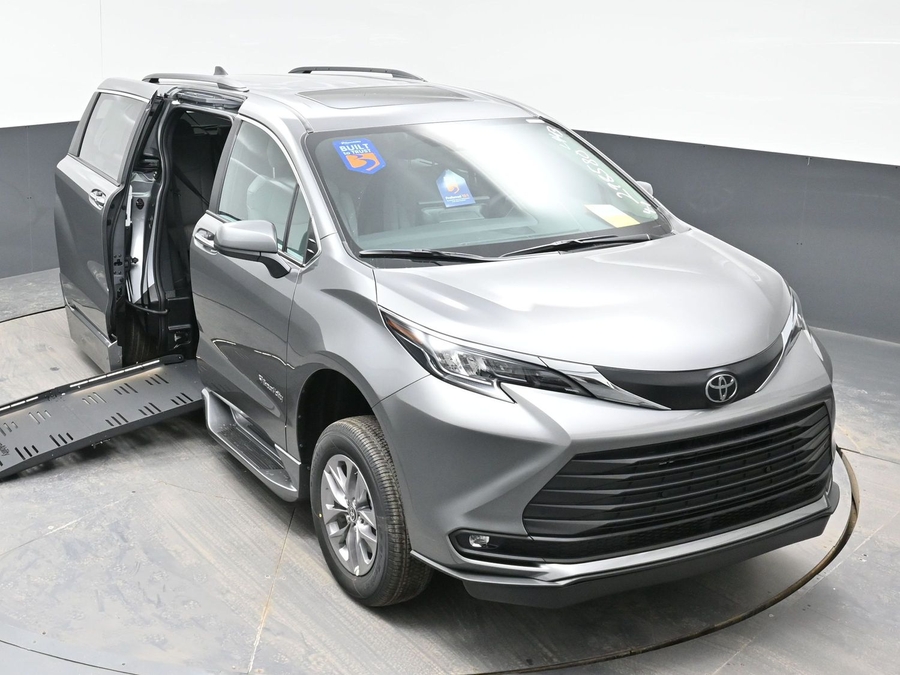 Grey Toyota Sienna image number 19