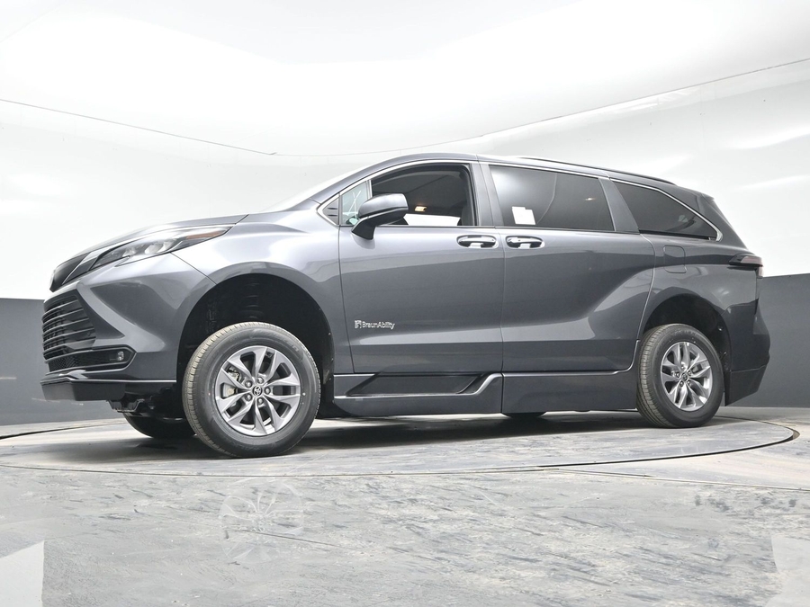 Grey Toyota Sienna image number 14