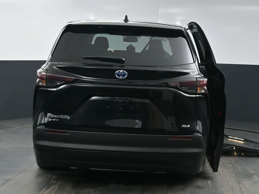 New 2025 Toyota Sienna Hybrid XLE Base - BraunAbility Side Entry Entry Fold Out Automatic Ramp