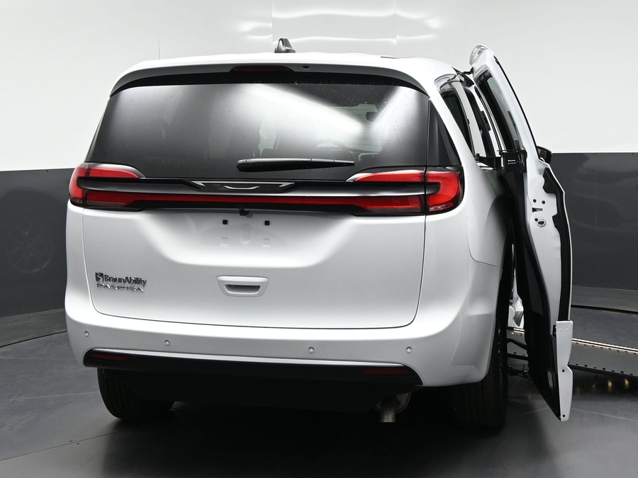 White Chrysler Pacifica image number 4