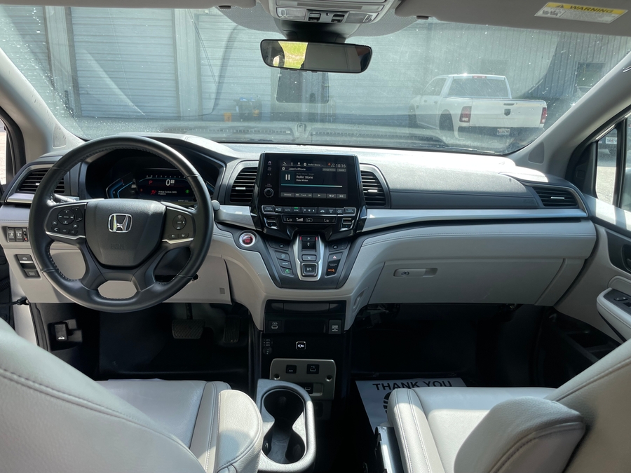 Silver Honda Odyssey image number 6