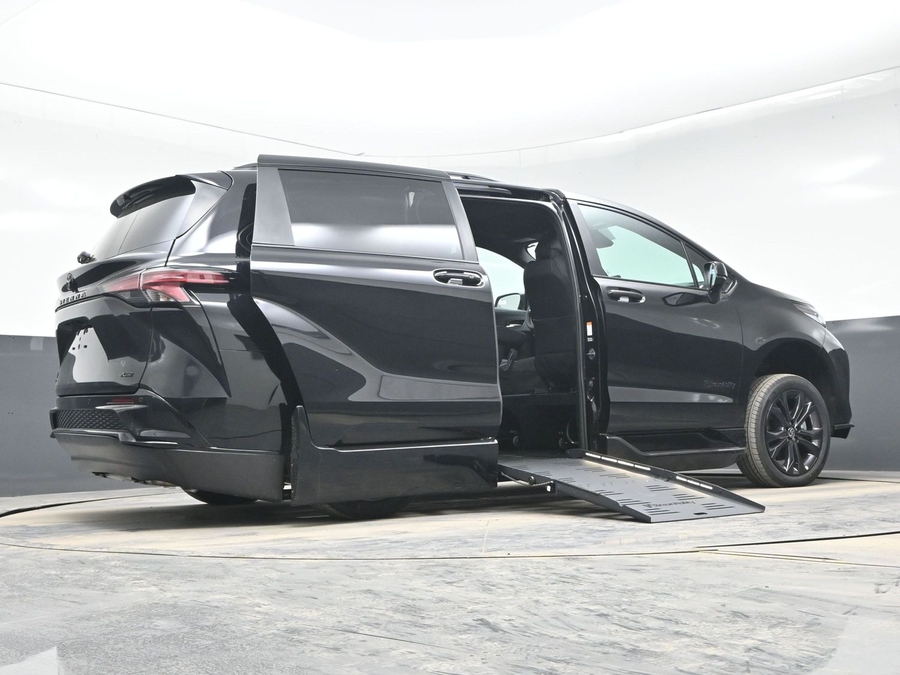 Black Toyota Sienna image number 21