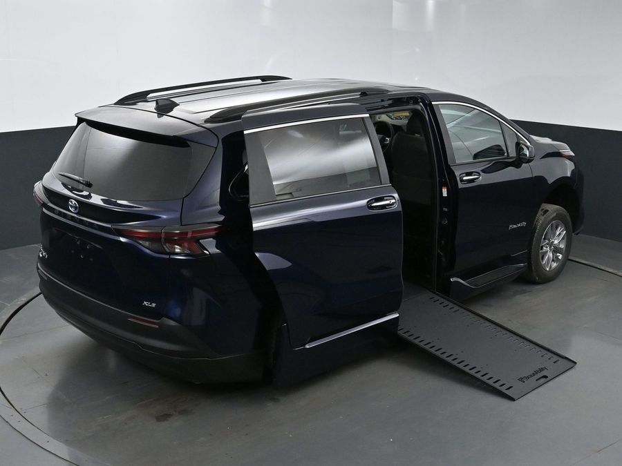 New 2025 Toyota Sienna Hybrid XLE Plus - BraunAbility Side Entry Entry In Floor Automatic Ramp