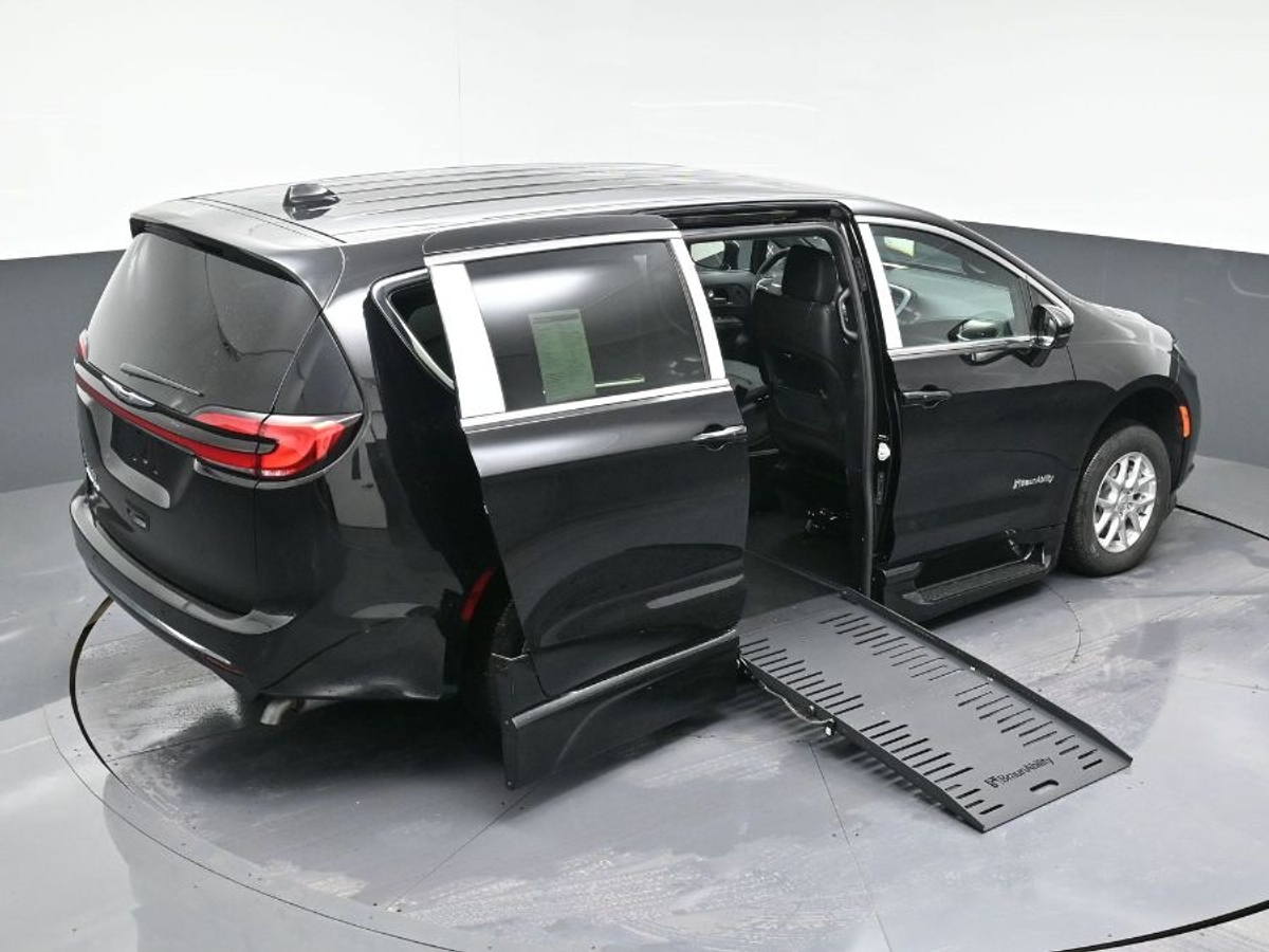 Black Chrysler Pacifica image number 16