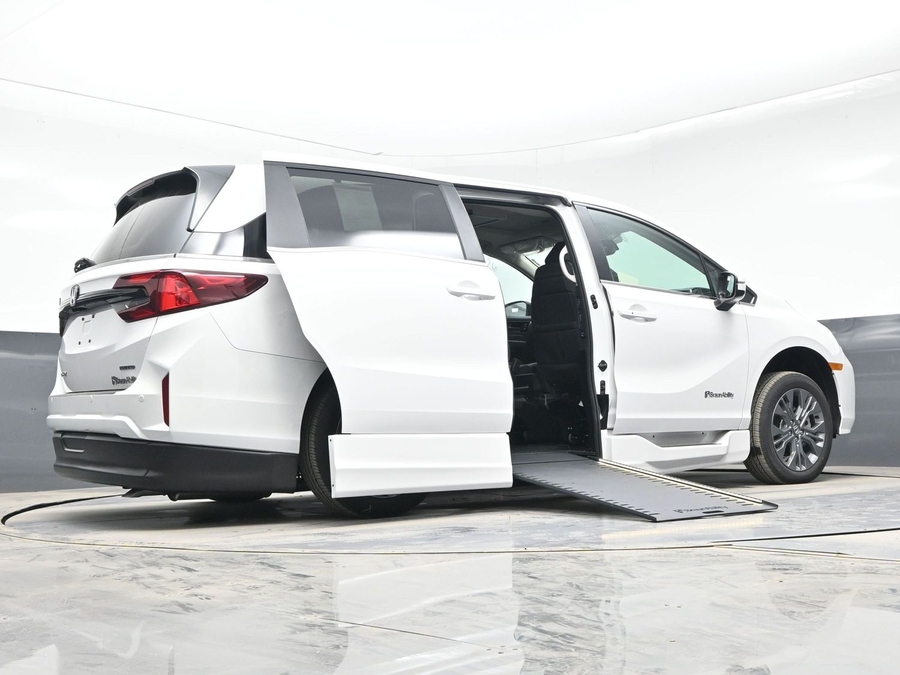 White Honda Odyssey image number 25