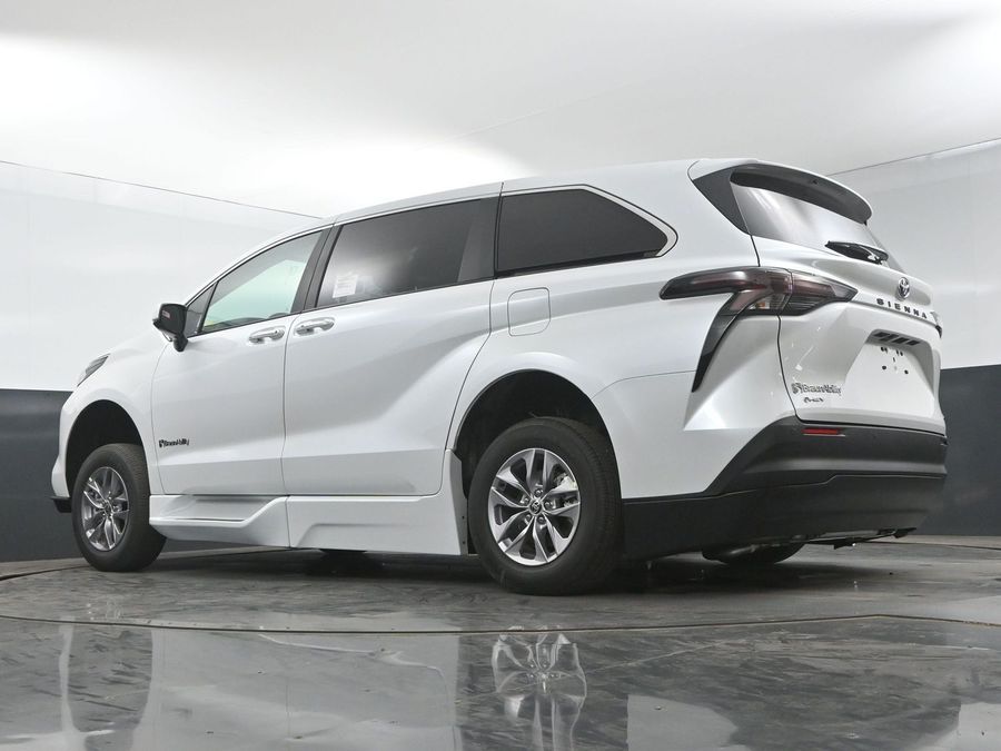 New 2025 Toyota Sienna Hybrid XLE Base - BraunAbility Side Entry Entry Fold Out Automatic Ramp