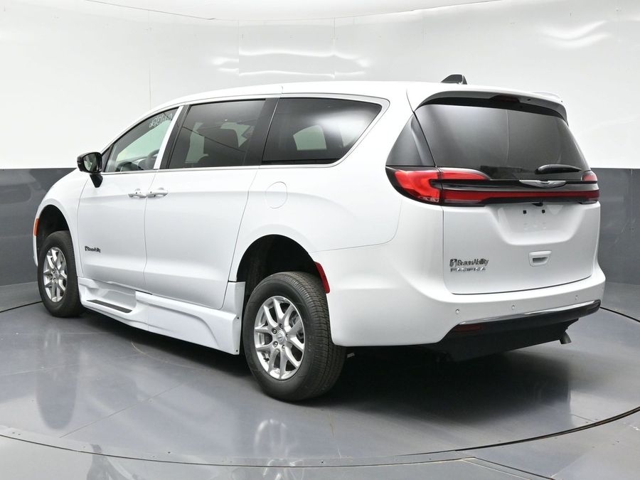 White Chrysler Pacifica image number 4