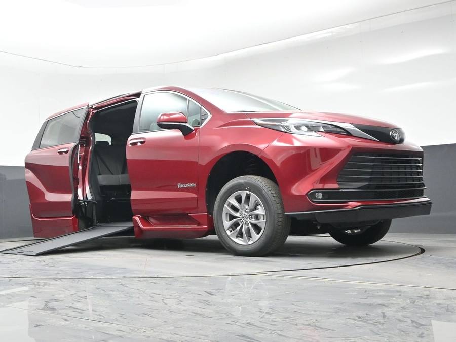 New 2026 Toyota Sienna Hybrid XLE Add - BraunAbility Side Entry Entry In Floor Automatic Ramp