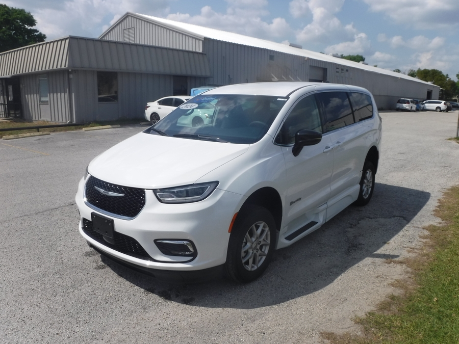 White Chrysler Pacifica image number 3